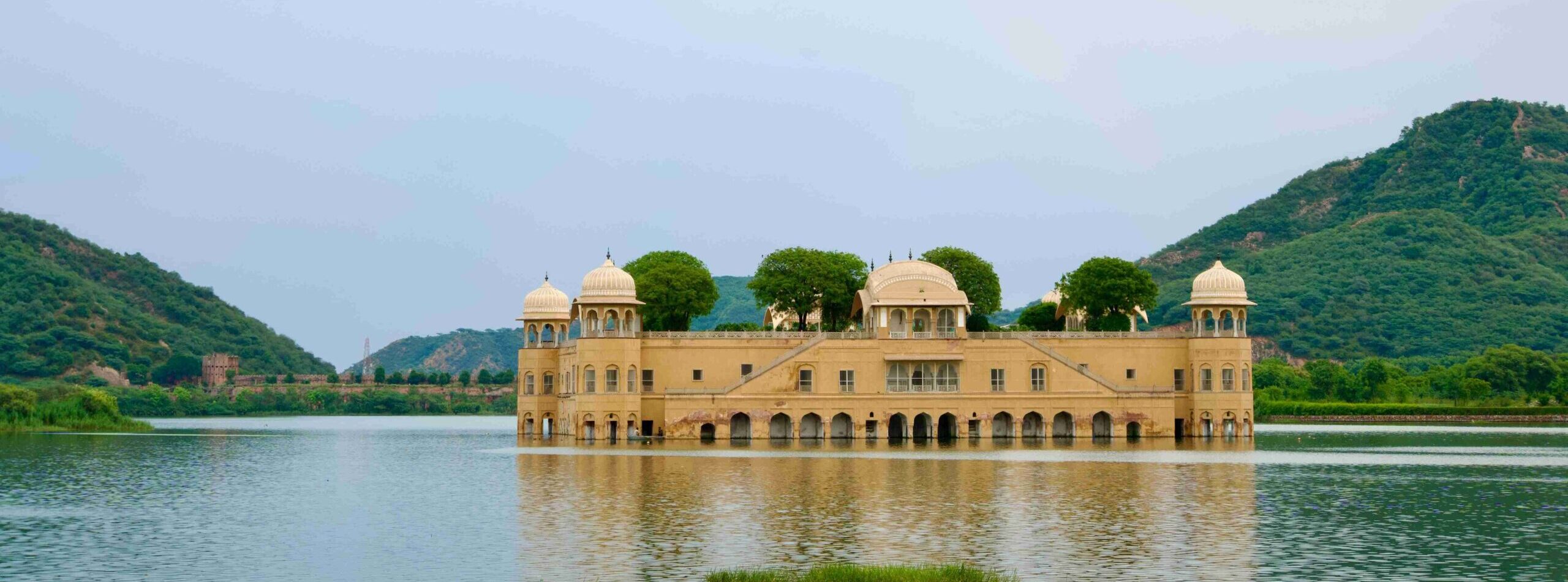 Discover the beauty of Jal Mahal Jaipur Stands between the Man Sagar Lake.